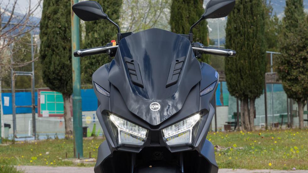 Το SYM Jet X 125 ξεχωρίζει για την αιχμηρή, δυναμική σχεδίασή του και τον πλήρη LED φωτισμό. Το εμπρός φωτιστικό σώμα διαθέτει φώτα ημέρας DRL σε σχήμα “Υ”

